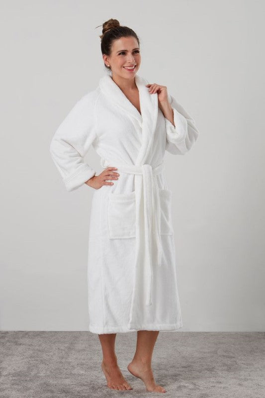 Warm white bathrobe with shawl collar, pockets, and waist tie, tailored in L/XL size from 100% polyester.