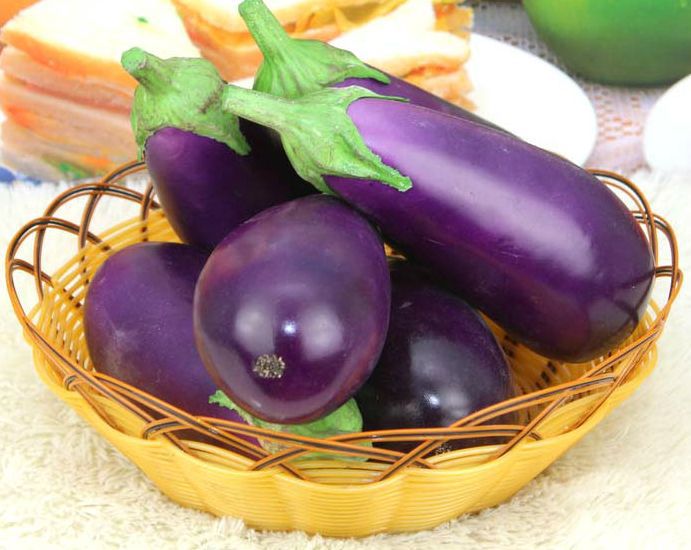 Realistic plastic artificial eggplant, 17cm long, perfect for home decoration or display.