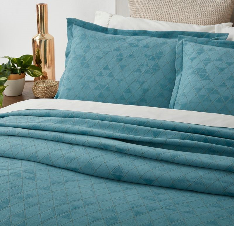 Bold blue geometric bedspread with gold accents, made of OEKO-TEX® certified cotton and viscose, includes two Oxford pillowcases.