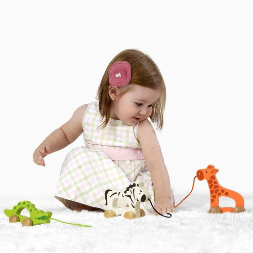 Colorful wooden push and pull giraffe toy for toddlers, promoting movement and coordination with friendly design.