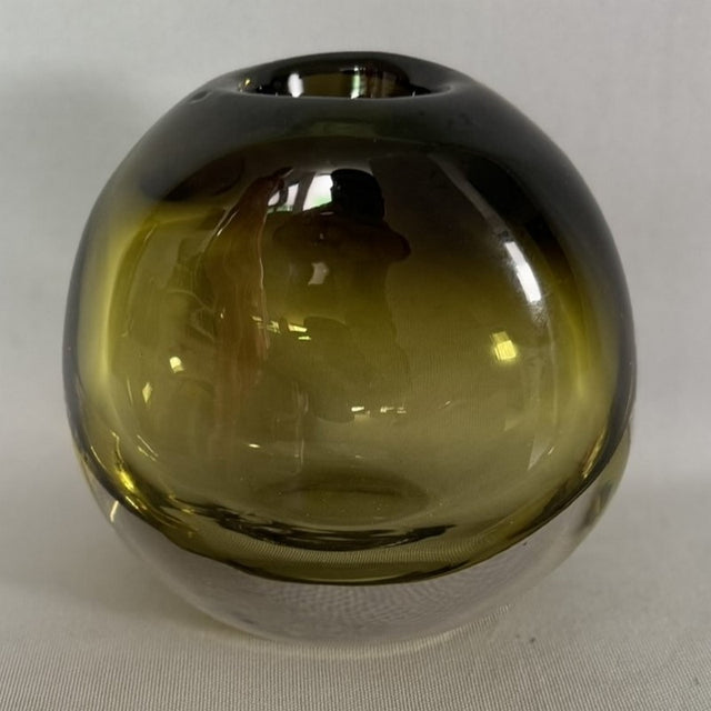 Chic green vase measuring 14 x 8 x 14 cm, perfect for fresh flowers or as a stylish decor accent.