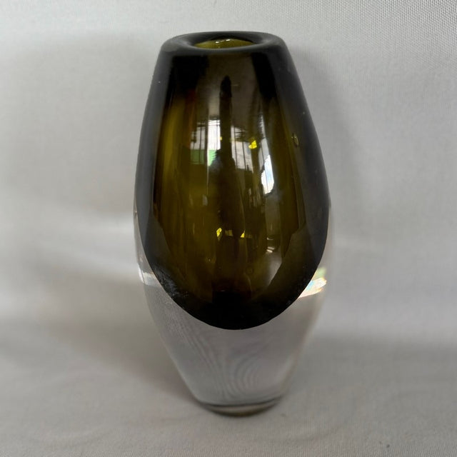 Elegant green vase (9 x 20cm) perfect for fresh or artificial flowers, enhancing any room's decor with vibrant style.