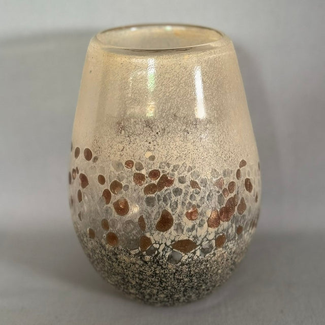 Neutral vase (14 x 19cm) elevates decor with elegance, ideal for modern or classic settings, perfect for floral arrangements.