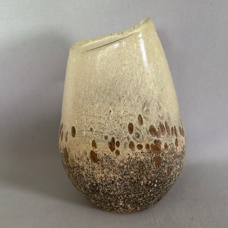 Elegant neutral vase (13 x 7 x 20cm) perfect for flowers or as a standalone decor piece, enhancing any interior style.