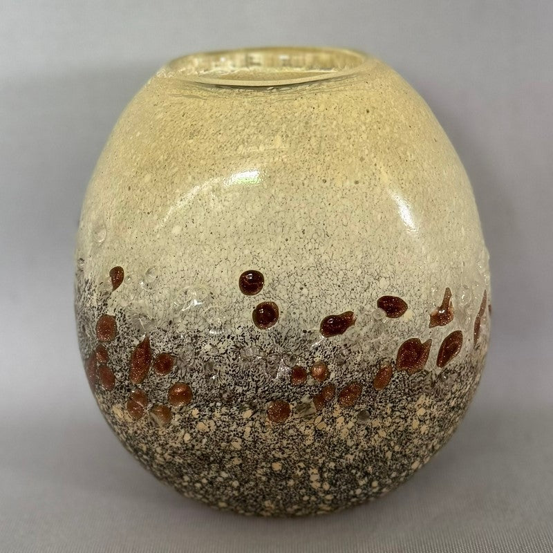 Neutral vase (14 x 8 x 14 cm) in a minimalist design, perfect for floral displays and stylish home decor.