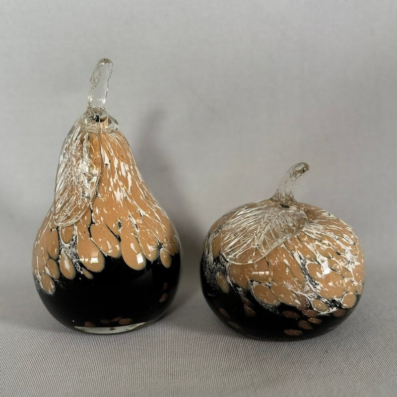 Black apple and pear ornament, 8 x 15cm, adds elegance and style to home decor. Perfect for modern and rustic interiors.