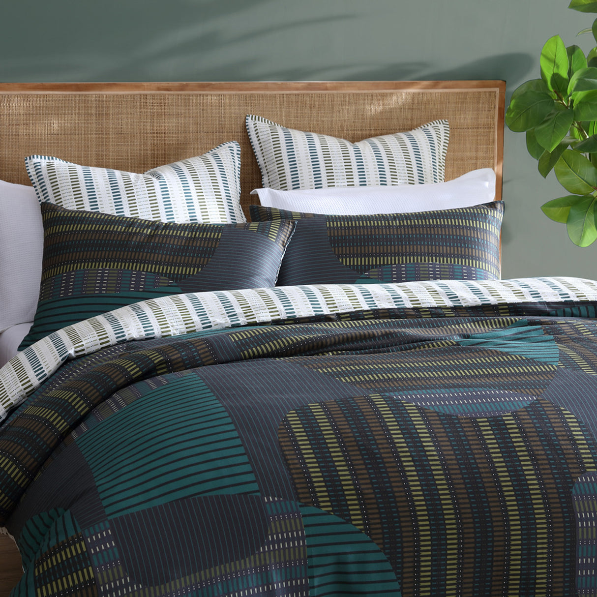 Duvet cover set featuring charcoal design with stripes, 270x240cm, includes quilt cover and two pillowcases for super king beds.