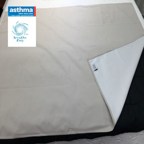 Waterproof ecru bed sheet measuring 100x140cm, perfect for hospitals and cribs, ensuring protection against spills and stains.