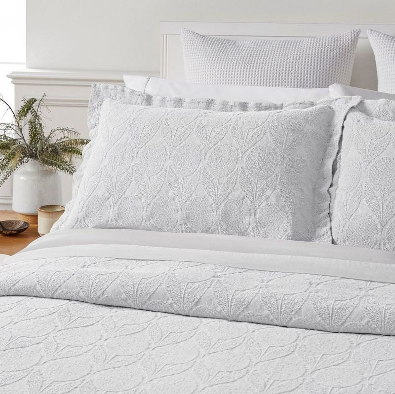 White Citron King bedspread with floral matelassé design, includes two Oxford pillowcases, made from OEKO-TEX® cotton.