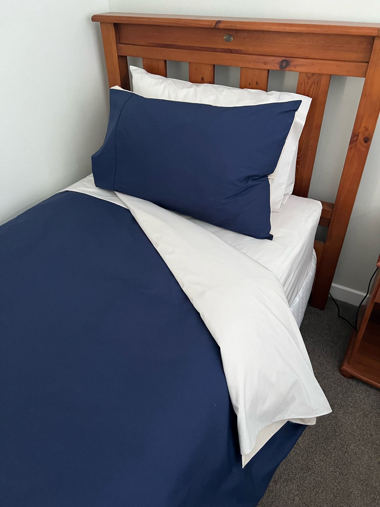 Reversible Navy/Silver duvet set for Queen beds, made of 50% Polyester and 50% Cotton, blending elegance with comfort.