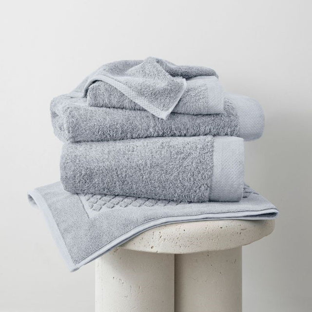 Bamboo bath towel in Iceland Blue, 70x147cm, eco-friendly, soft, highly absorbent, perfect for sensitive skin.