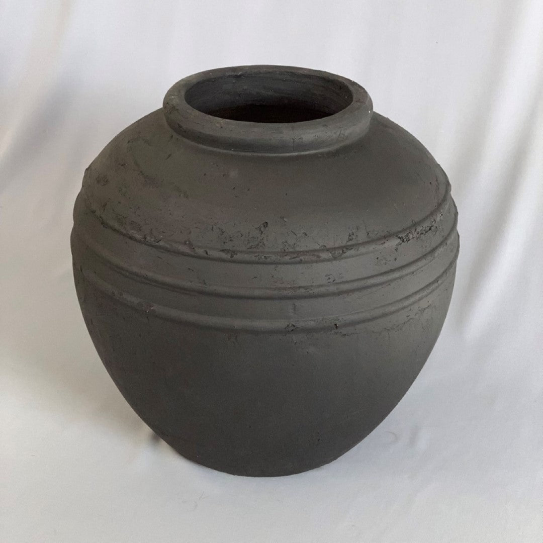 Elegant black urn (34 x 34 cm) for honoring memories, featuring a sleek design for indoor or outdoor use.