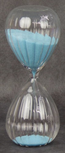 Blue hourglass sand timer, 15-minute timer, 18.5cm tall and 7cm wide.
