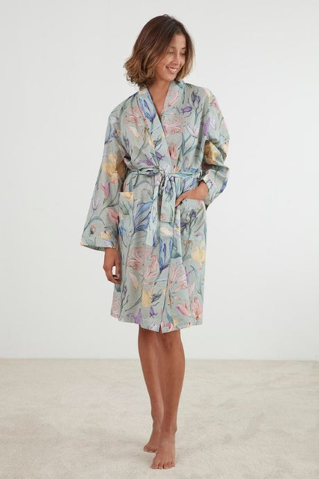 Botanical green kimono robe with pockets and waist tie, made from breathable OEKO-TEX certified cotton. Size L/XL.