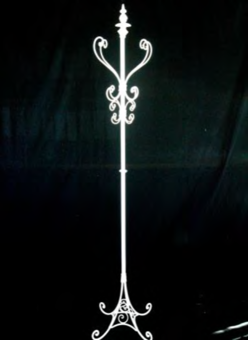 Cream wrought iron coat stand, 33x33x178cm, combines elegance and functionality for organizing coats and accessories.