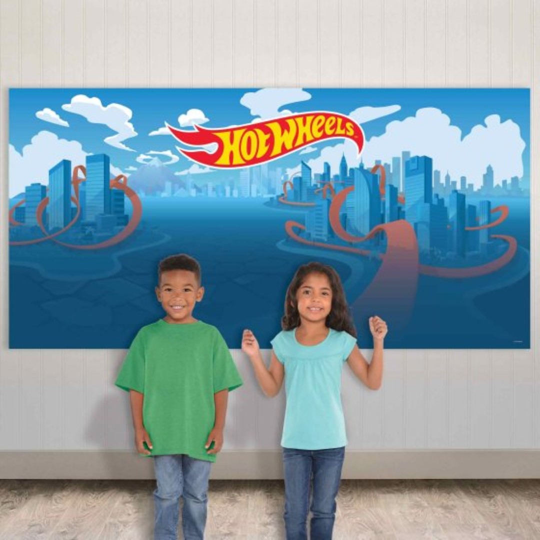 Vibrant Hot Wheels Scene Setter wall decoration, 1.6m x 82cm, perfect for racing-themed parties and playrooms.