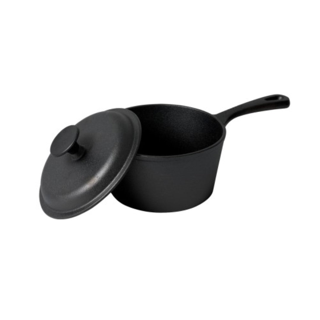 Cast iron 19cm/2L saucepan with lid, ideal for sauces and stews, suitable for all cooktops, pre-seasoned for non-stick cooking.