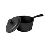 Cast iron 19cm/2L saucepan with lid, ideal for sauces and stews, suitable for all cooktops, pre-seasoned for non-stick cooking.