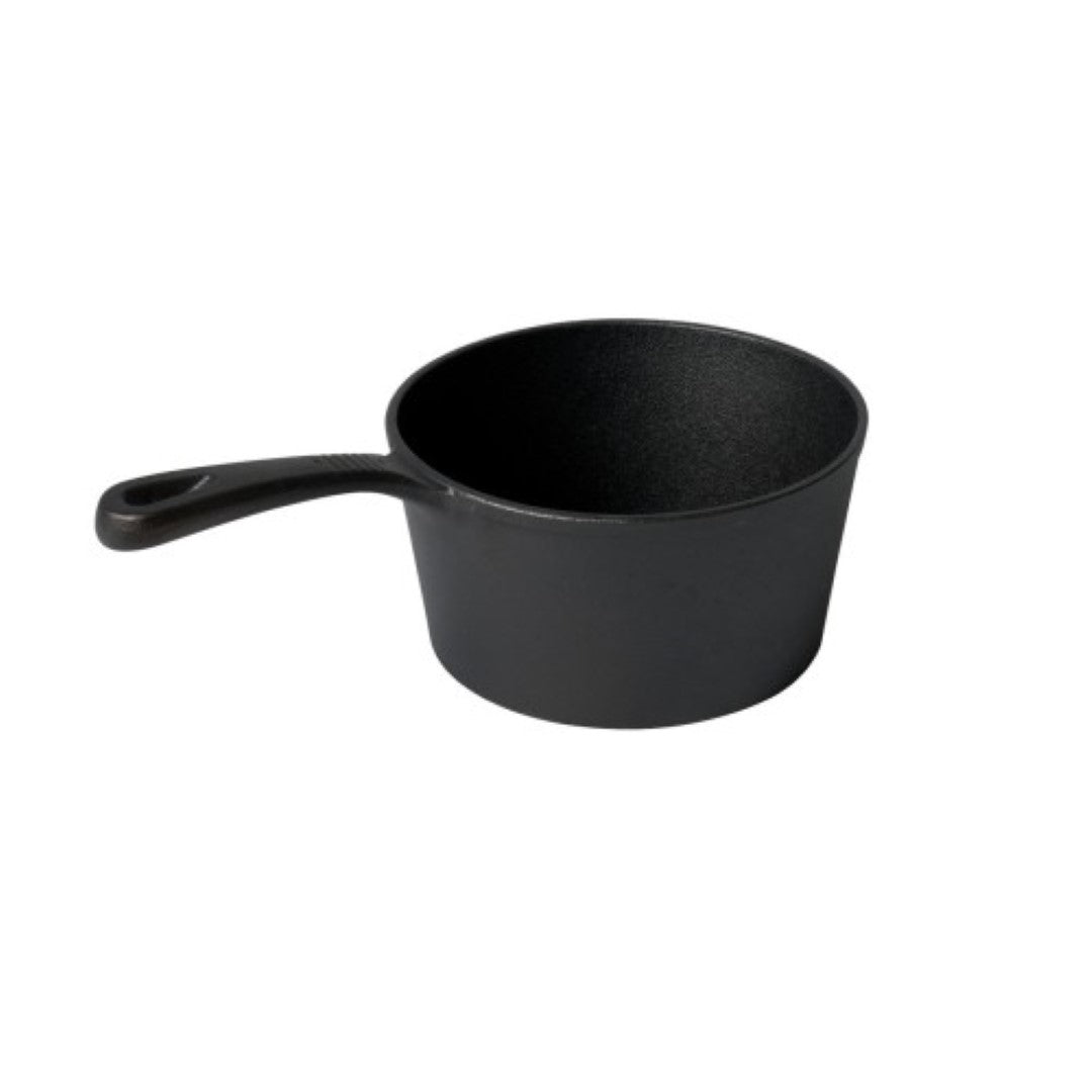 Classic 19cm cast iron saucepan with a close-fitting lid, perfect for sauces and stews, designed for all cooktops.