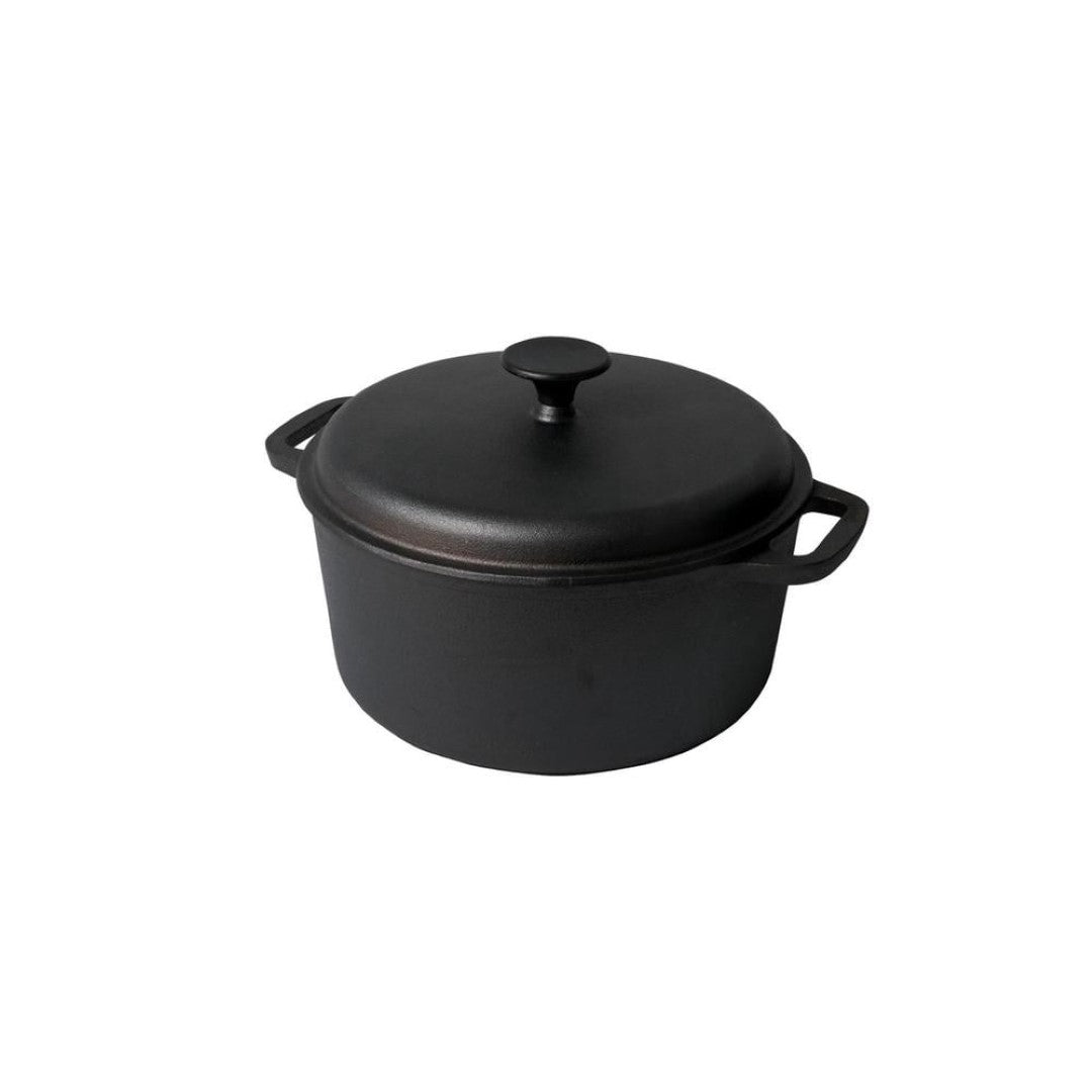 25cm PYROCAST casserole in durable cast iron, perfect for even cooking, heat retention, and serving family meals.