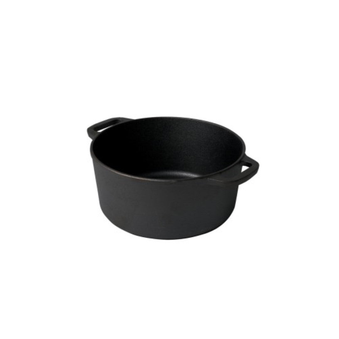 Casserole pot in cast iron, 25cm size, with lid for cooking, versatile for stovetop, oven, and campfire use.