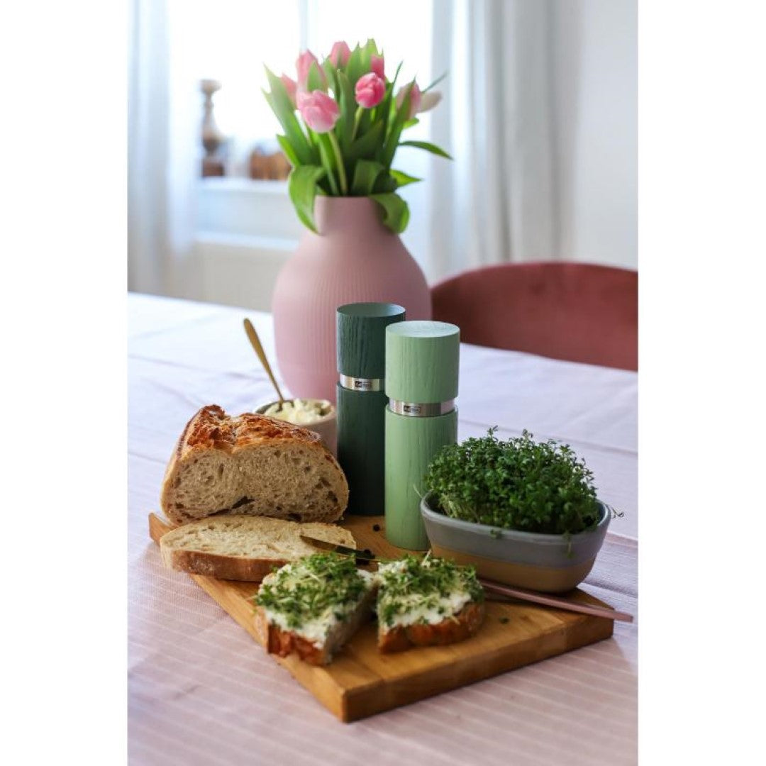 Varnished beech wood and stainless steel salt and pepper mills in green, featuring adjustable coarseness for optimal grinding.