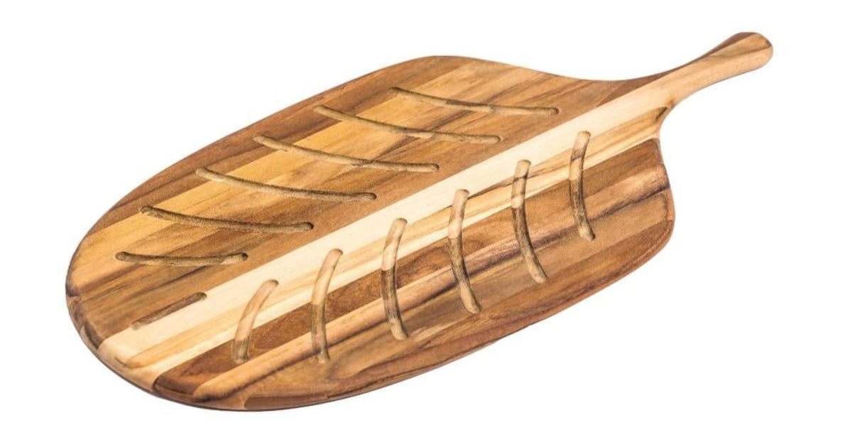 Canoe paddle-shaped bread board made of durable teak, measuring 48 x 23 x 1.3 cm.