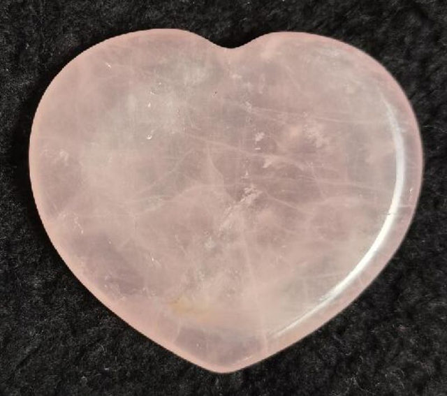 Rose quartz heart worry stone (4cm) for emotional healing and mindfulness, perfect for meditation or as a calming companion.