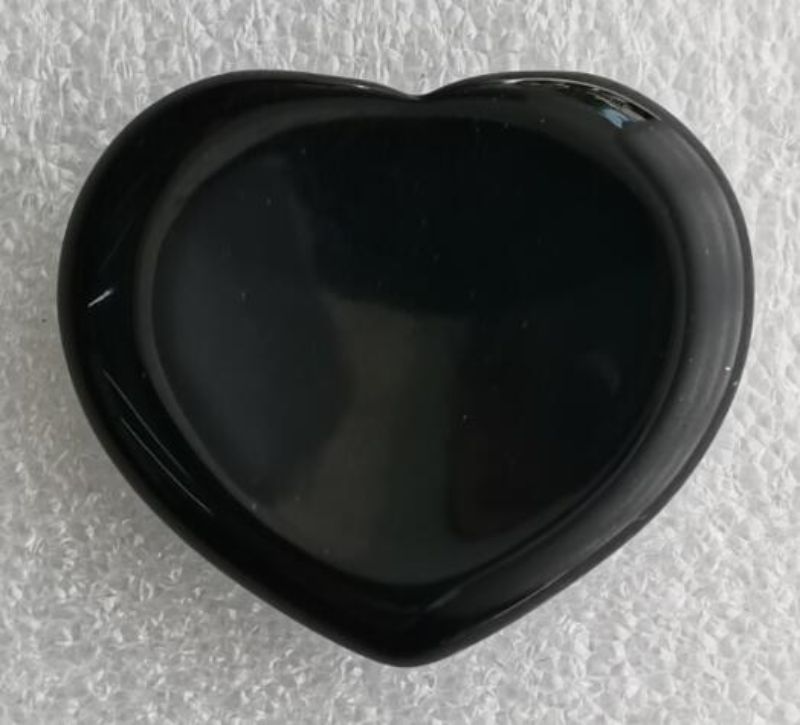 Obsidian heart-shaped worry stone (4cm) for stress relief and emotional healing, perfect for mindfulness practices.