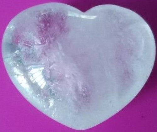 Heart-shaped clear quartz crystal measuring 3CM, promotes energy amplification and emotional clarity for healing and decoration.