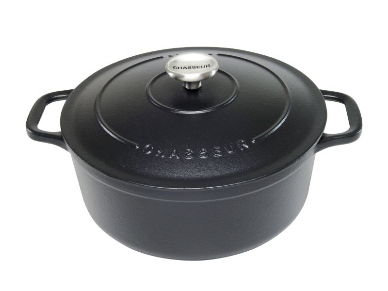 Round French Oven in matte black, 24cm/4L, ideal for slow cooking, with self-basting lid and made from recycled materials.