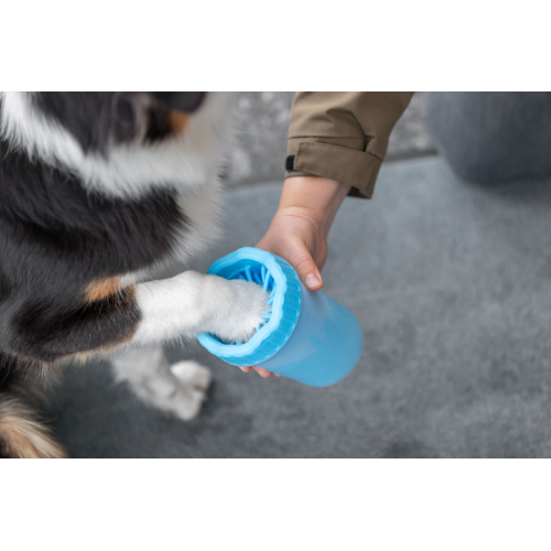 Blue paw cleaner in medium/large size, made of silicone/PP, effectively removes dirt while soothing with a gentle massage.