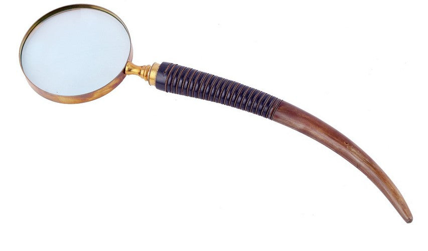 Elegant magnifier glass ornament crafted from metal and horn, measuring 10 x 10 x 38 cm, perfect for enhancing decor.