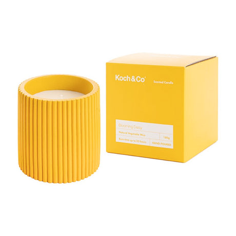 Elegant 180g scented candle with blooming daisy fragrance, perfect for cozy atmospheres and home decor.