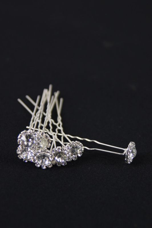 Elegant silver hair pin adorned with sparkling diamantes, perfect for special occasions and everyday style enhancement.