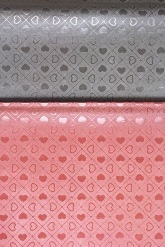 Silver geo heart embossed paper wrap, perfect for elegant gift-giving, featuring 20 sturdy sheets measuring 52×75cm.