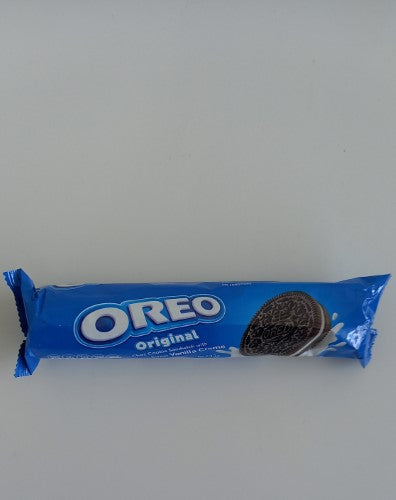 Oreo Original biscuits in a 133g packet, featuring crunchy chocolate wafers and creamy filling, perfect for snacking.