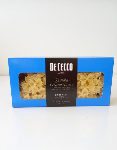 Packet of De Cecco 593 Farfalle pasta, bow tie-shaped, made from durum wheat, perfect for various sauces and dishes.