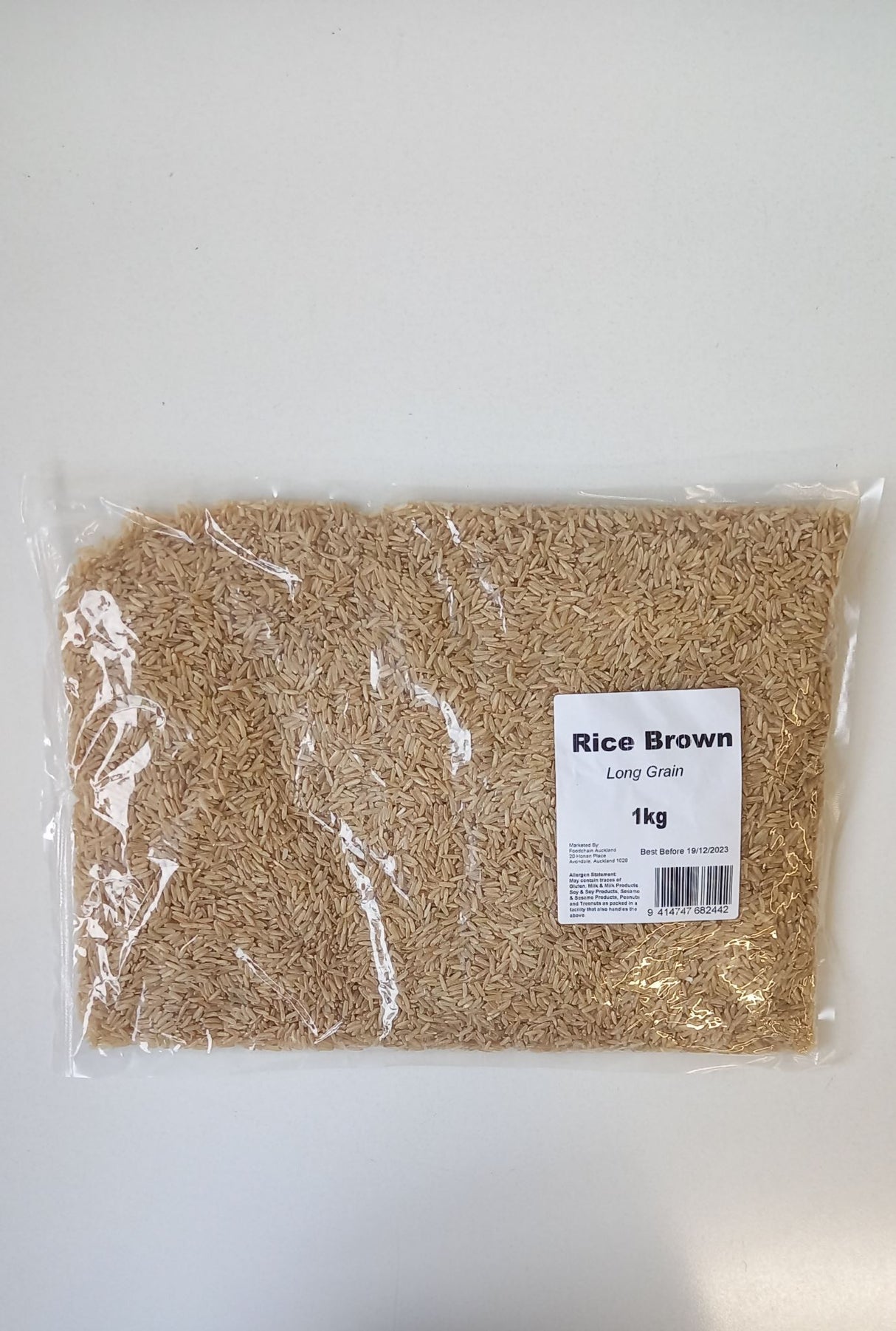 A 1kg packet of premium Brown Long Grain Rice, organic and gluten-free, ideal for healthy cooking and flavorful dishes.