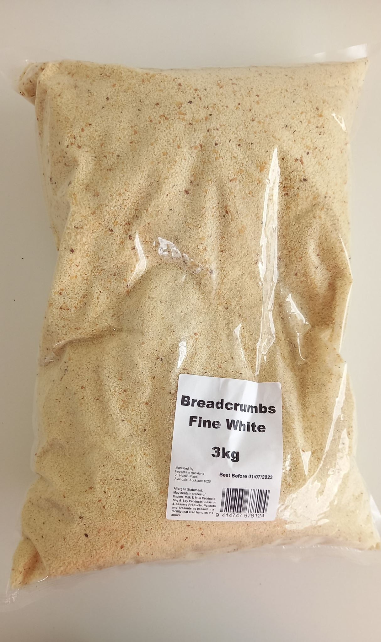 Premium 3kg bag of white breadcrumbs, perfect for breading, toppings, and adding crunch to dishes in your kitchen.