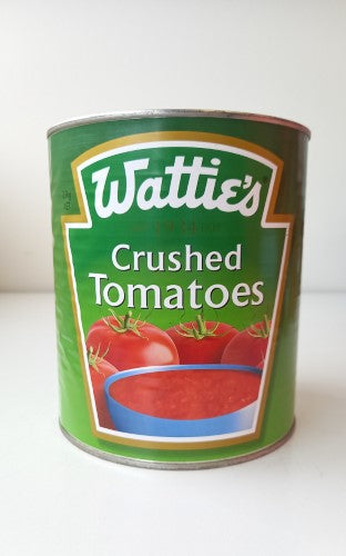 Crushed tomatoes in a 2.9kg tin, perfect for sauces, stews, and soups, made from sun-ripened tomatoes without preservatives.