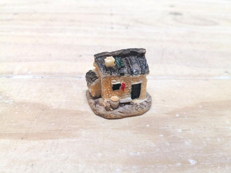 Miniature farmer house ornament, measuring 3.5cm, perfect for charming decor or gifts.