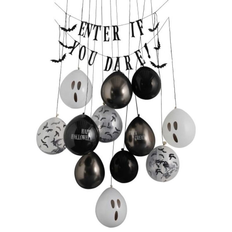 Halloween balloon decoration kit featuring spooky balloons, bunting, and bats for a festive entrance.