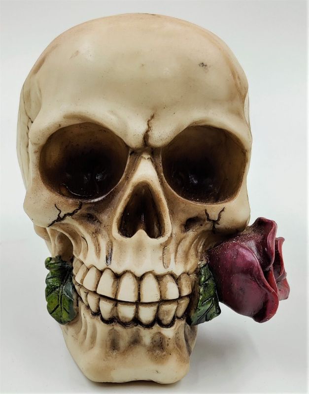 Gothic skull ornament adorned with intricate roses, adding elegance and unique style to any decor.