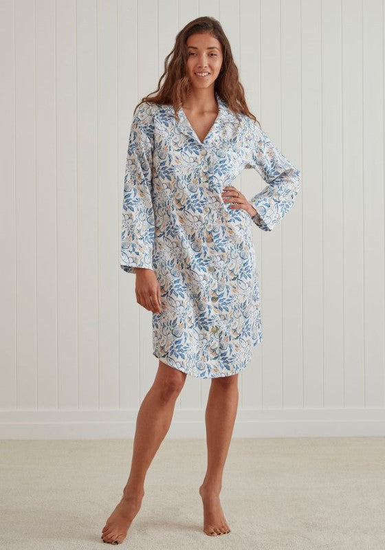 Lightweight Mediterranean-patterned nightshirt in size large, featuring long sleeves and button-up front, made from OEKO-TEX® cotton.