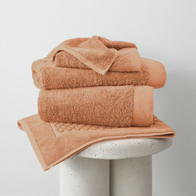 Eco-friendly nutmeg bamboo hand towel, 700 gsm, ultra-absorbent, soft, anti-bacterial, and perfect for sensitive skin.