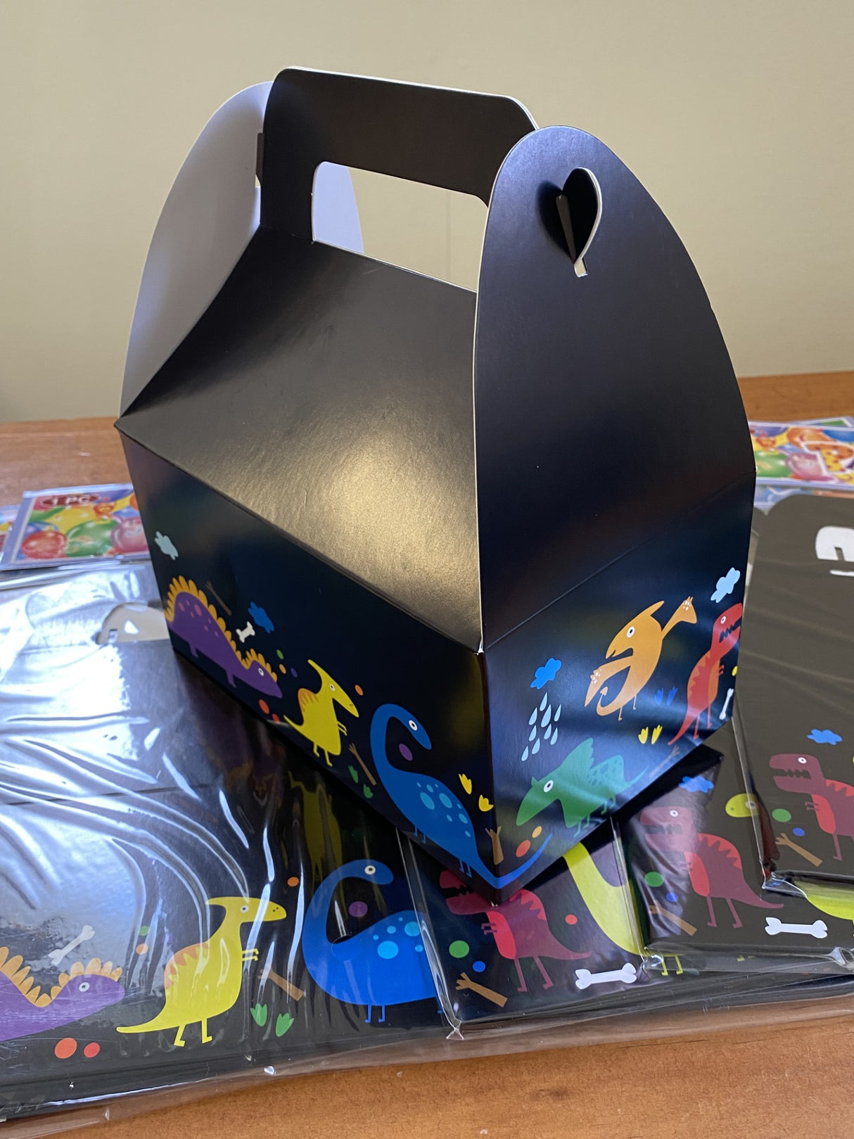 Vibrant dinosaur-themed party favor boxes (pack of 6) in sturdy cardboard, perfect for children's celebrations and treats.