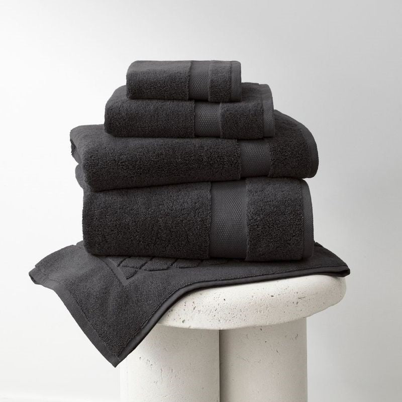 Plush black Turkish bath mat (50 x 80cm) from Baksana, made from OEKO-TEX® certified cotton, absorbent and soft.