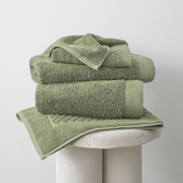 Bamboo bath towel in Thyme color, 70 x 147cm, eco-friendly, soft, absorbent, and perfect for sensitive skin.