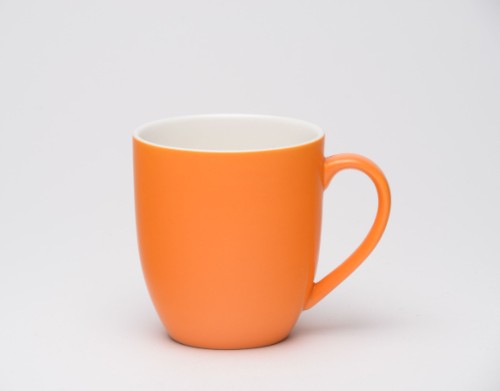 Vibrant orange stoneware mugs (380cc, set of 6) featuring a classic design inspired by Italian and English craftsmanship.